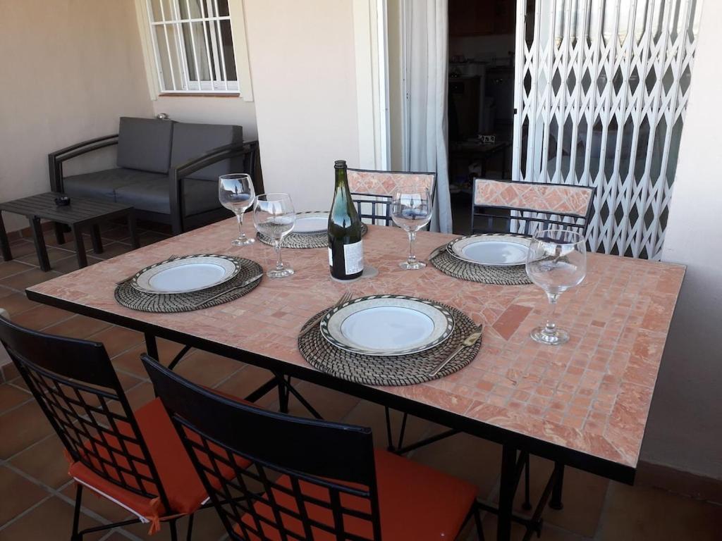 Duquesa Fairways, A Spacious Apartment With Fabulous Views And Facilities Manilva Kültér fotó
