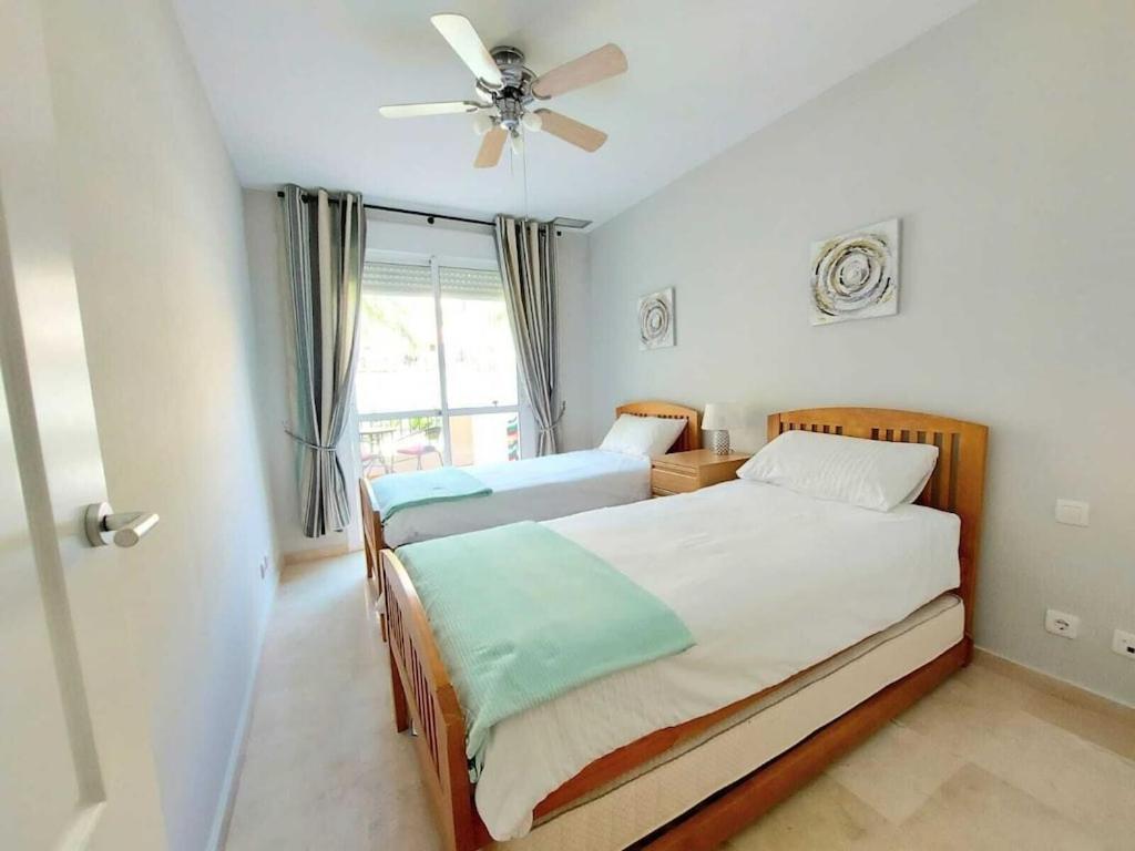 Duquesa Fairways, A Spacious Apartment With Fabulous Views And Facilities Manilva Kültér fotó